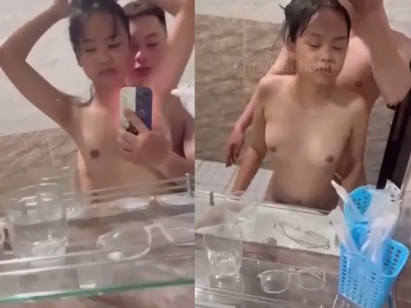Dáng mảnh em cùng người yêu đụ trước gương quay kỉ niệm
